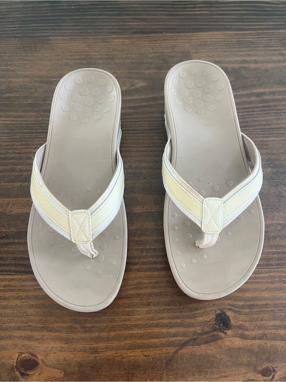Vionic Women's Beige and Cream Thong Sandals